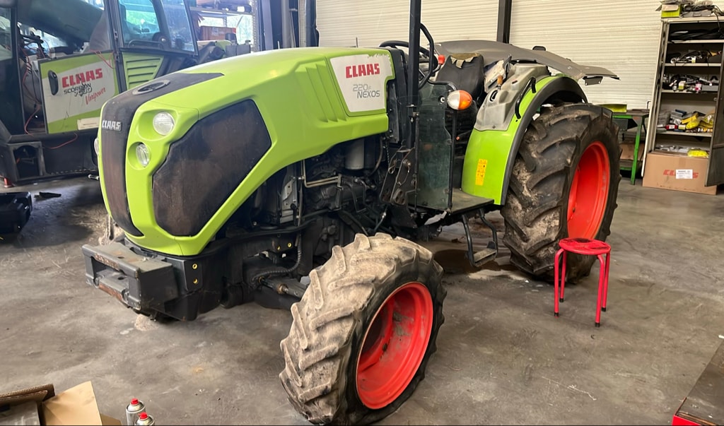 Tracteur fruitier CLAAS Nexos 220 F - photo slide 1