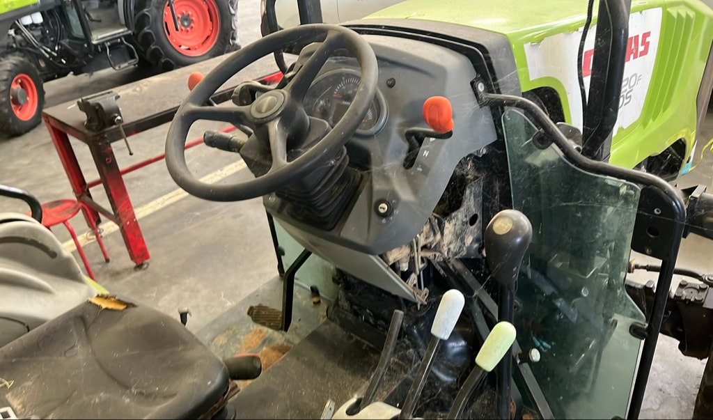 Tracteur fruitier CLAAS Nexos 220 F - photo slide 7