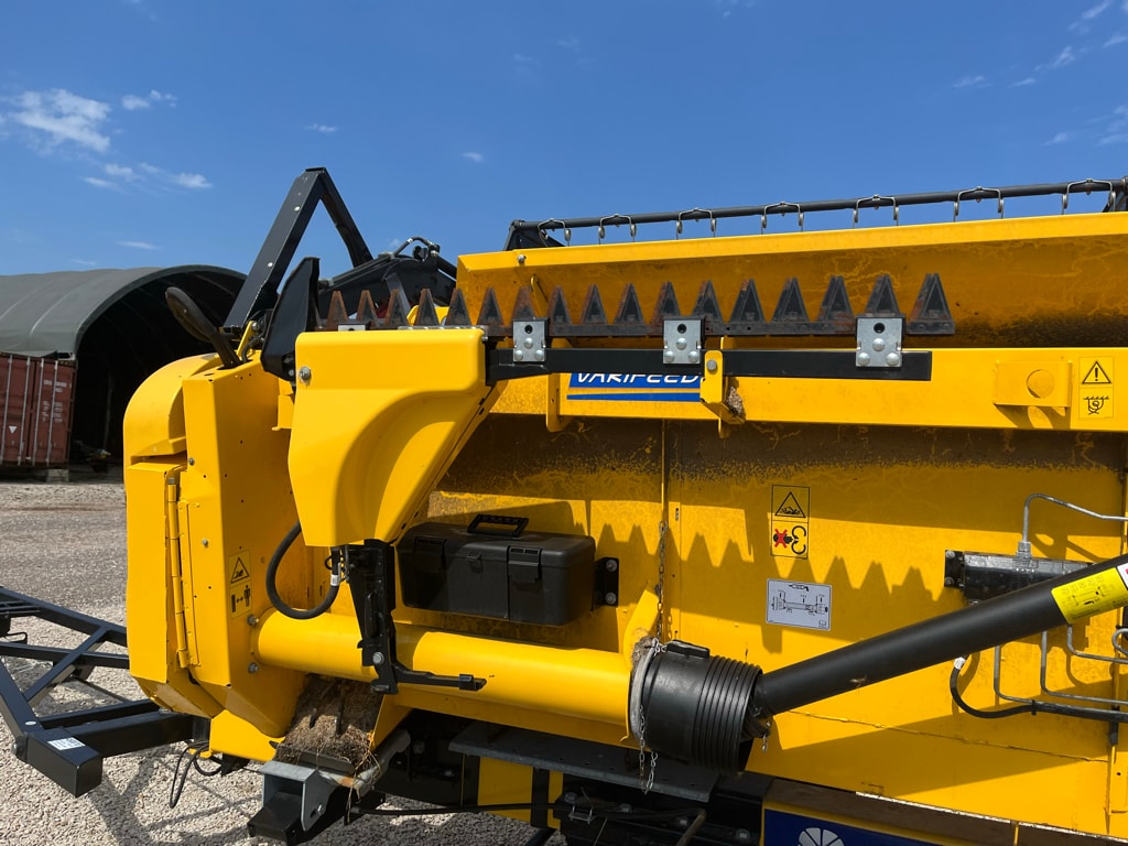 Moissonneuse NEW HOLLAND CH7.70 LATERAL - photo slide 23