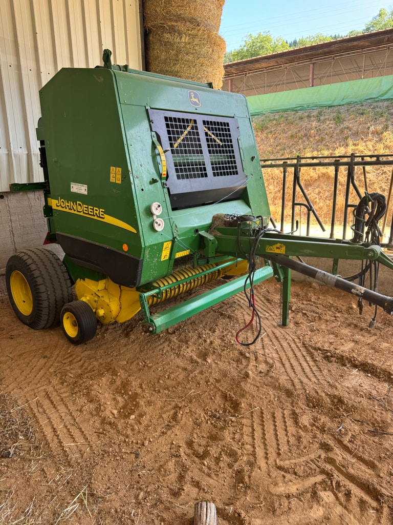 Presse balles rondes JOHN DEERE 572 - photo slide 1