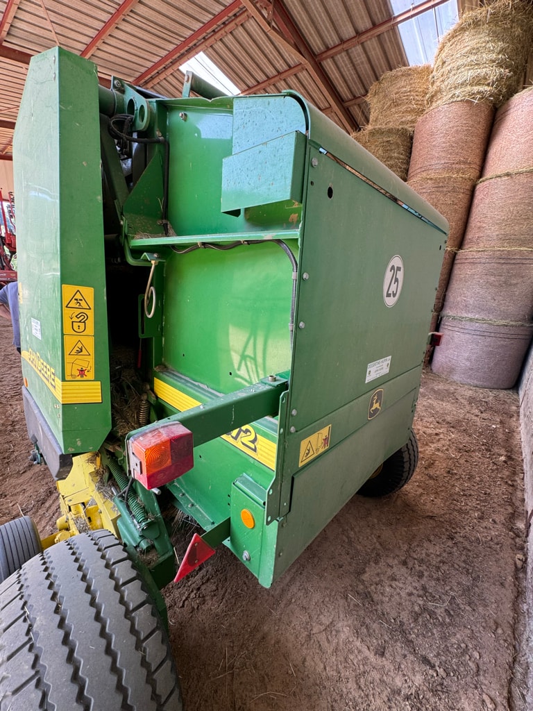 Presse balles rondes JOHN DEERE 572 - photo slide 3