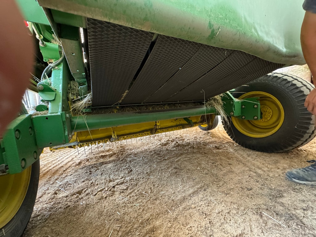 Presse balles rondes JOHN DEERE 572 - photo slide 9