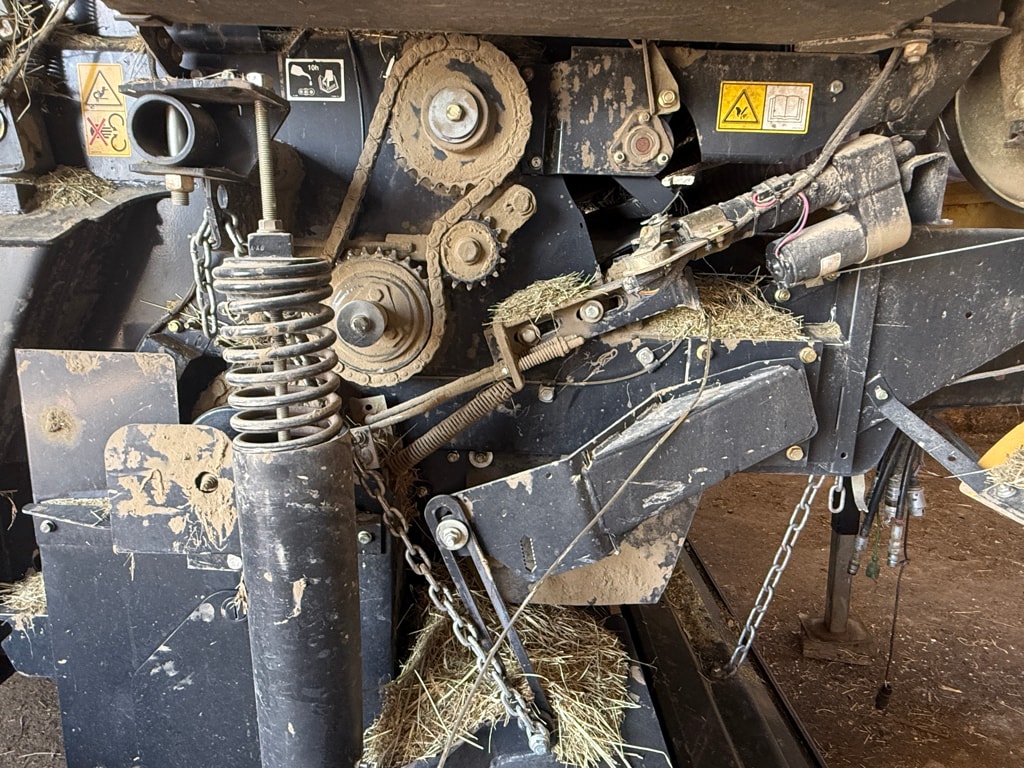 Presse balles rondes NEW HOLLAND BR 7070 - photo slide 8