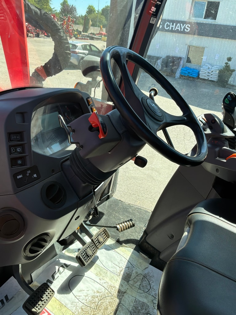 Tracteur chargeur KUBOTA M6 122 - photo slide 9