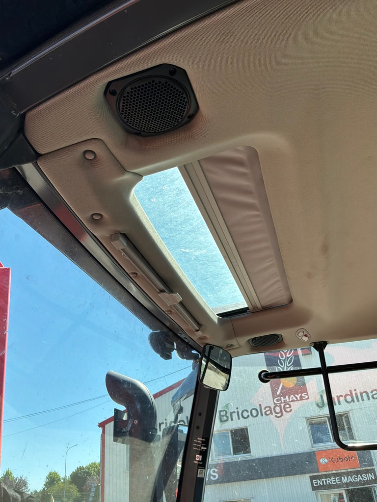 Tracteur chargeur KUBOTA M6 122 - photo slide 10