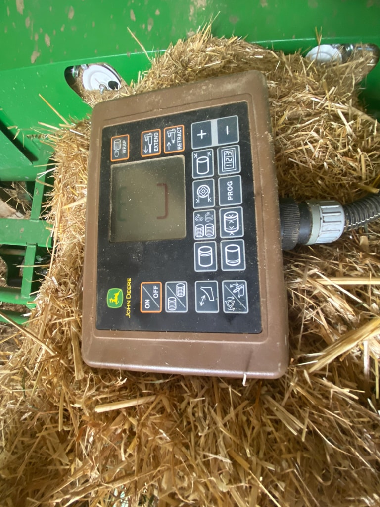 Presse balles rondes JOHN DEERE V461M - photo slide 17