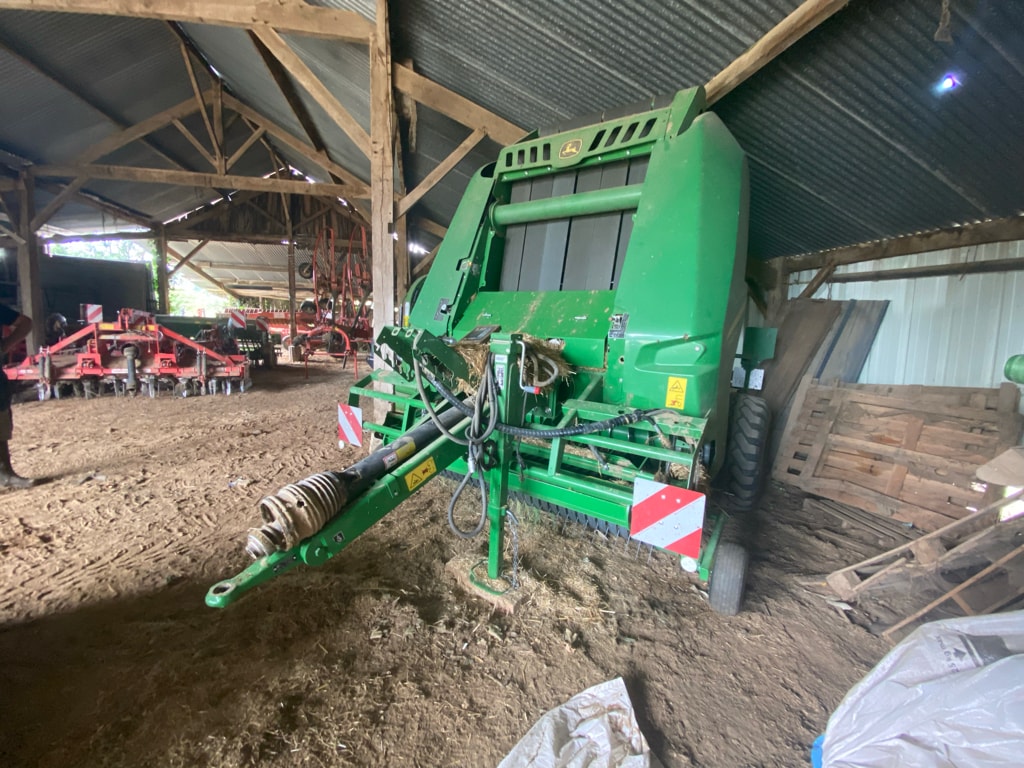 Presse balles rondes JOHN DEERE V461M - photo slide 1