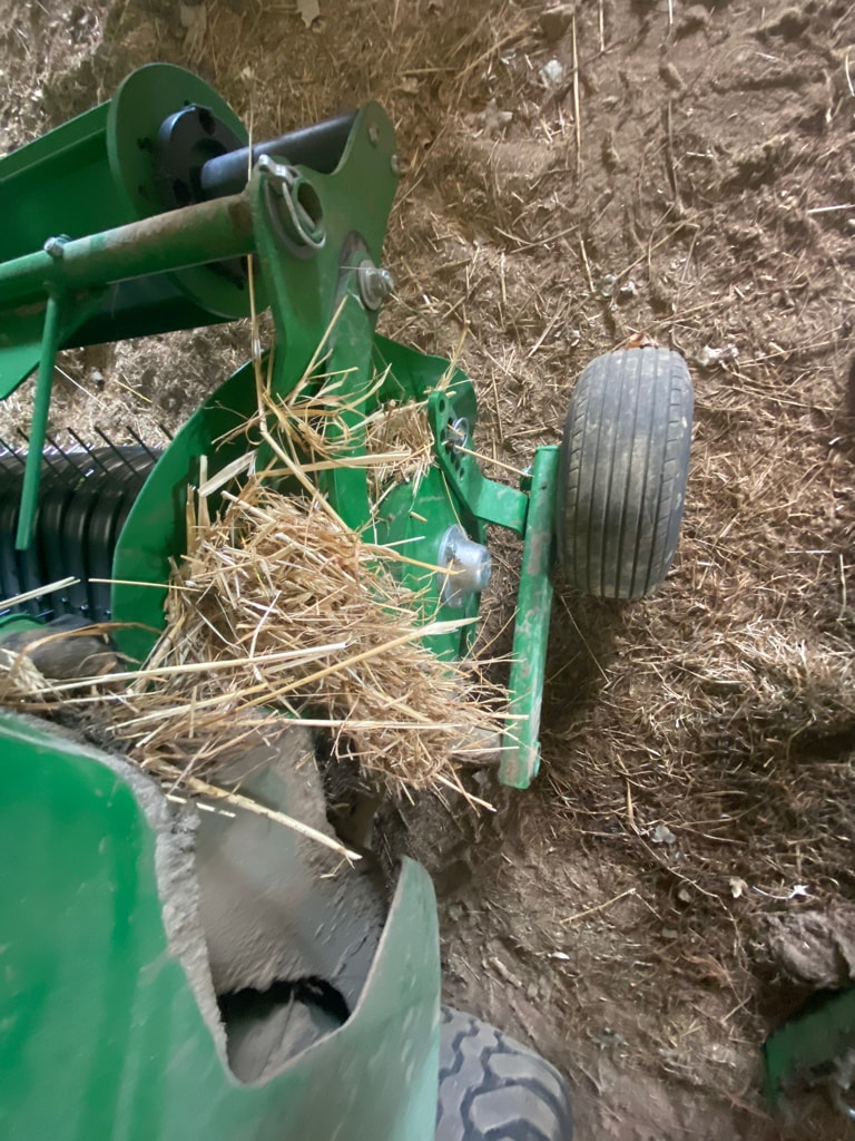 Presse balles rondes JOHN DEERE V461M - photo slide 12