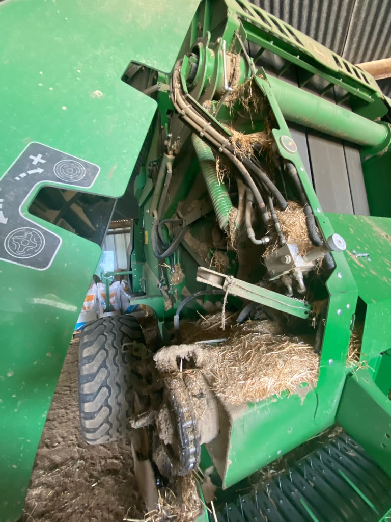 Presse balles rondes JOHN DEERE V461M - photo slide 13