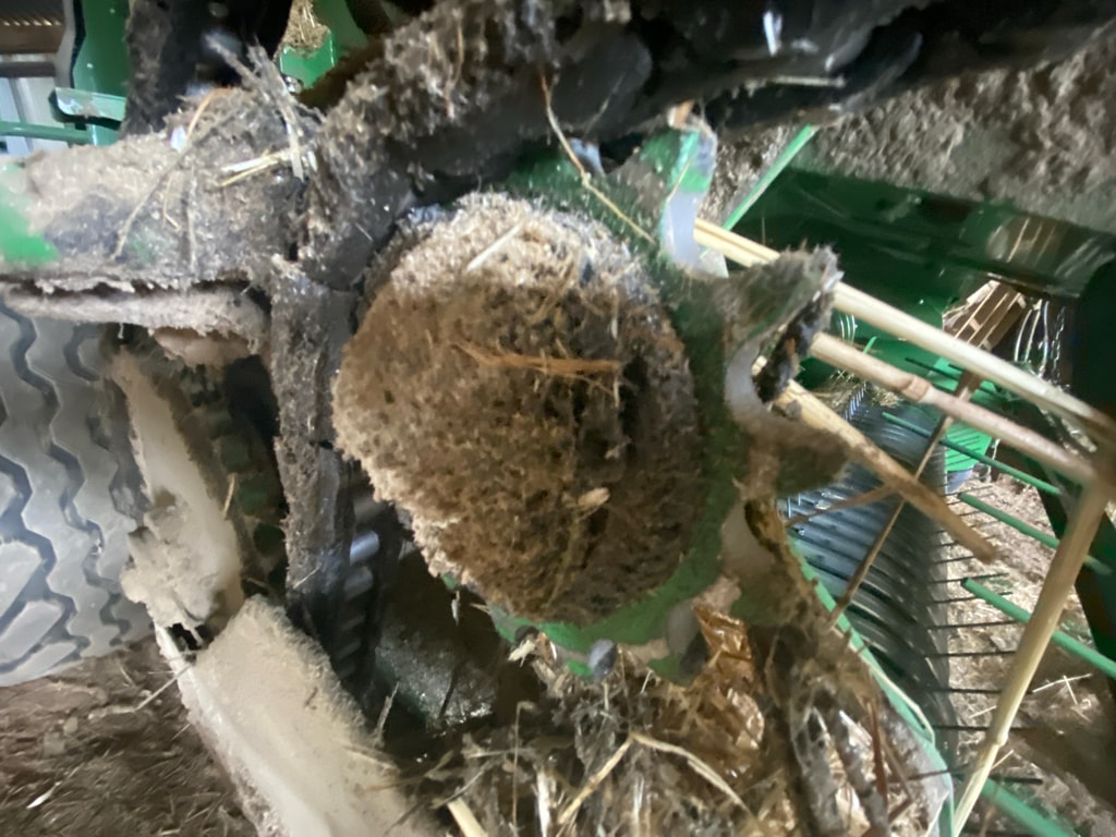 Presse balles rondes JOHN DEERE V461M - photo slide 16