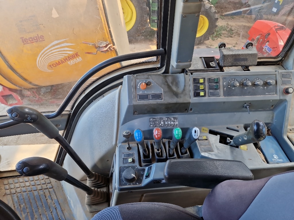 Tracteur VALTRA T170 - photo slide 12