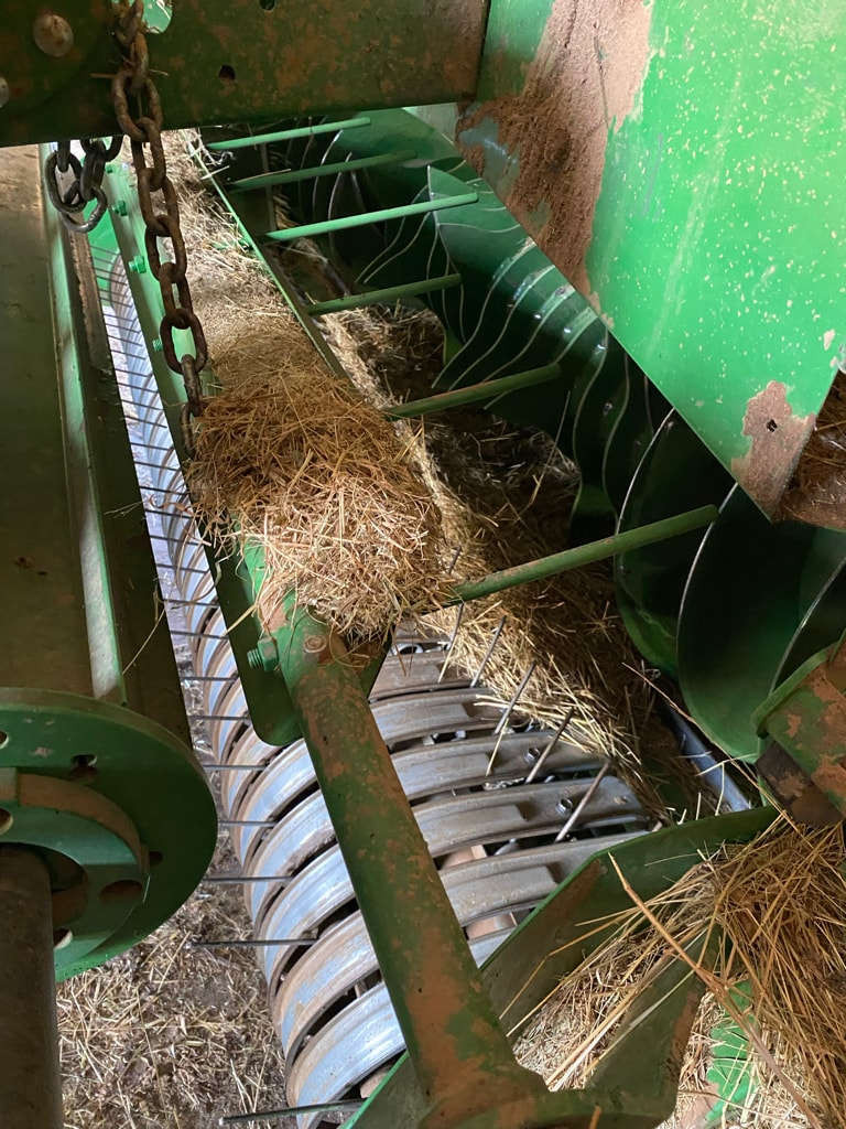 Presse balles rondes JOHN DEERE V461M - photo slide 9