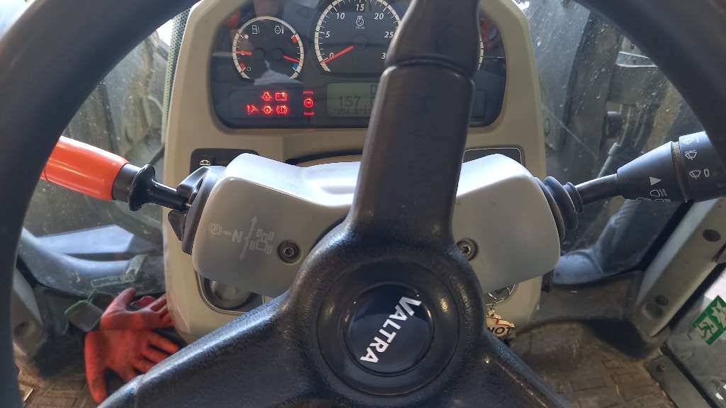 Tracteur VALTRA N154 - photo slide 14