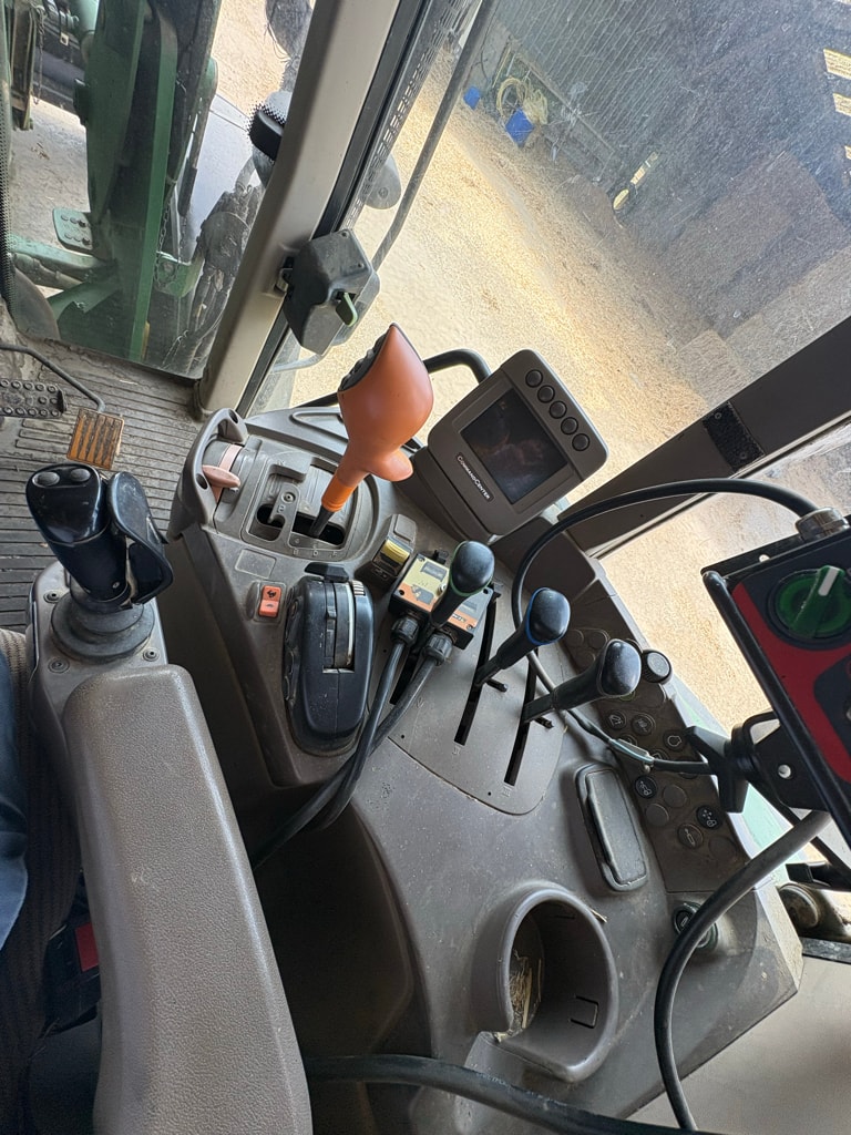 Tracteur chargeur JOHN DEERE 6330 PREMIUM - photo slide 22