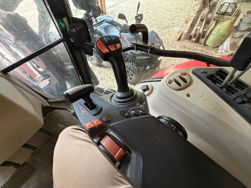 Tracteur chargeur MASSEY FERGUSON 5713 SL DYNA-6 ESSENTIAL - photo slide 6