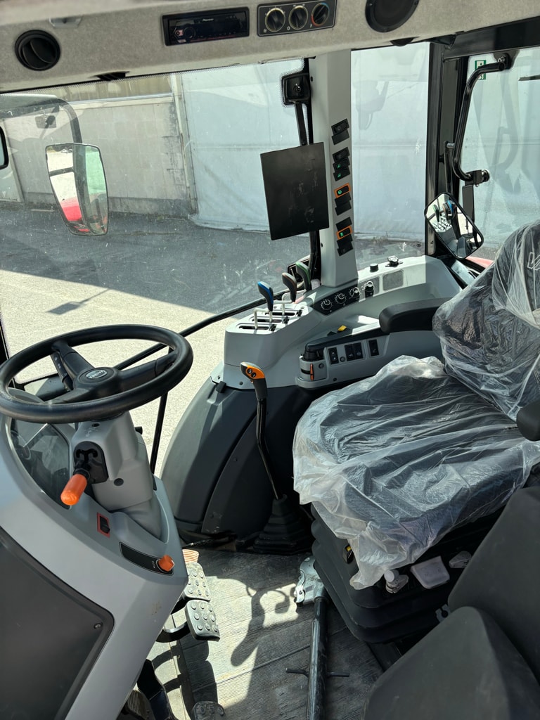 Tracteur VALTRA A85 - photo slide 11