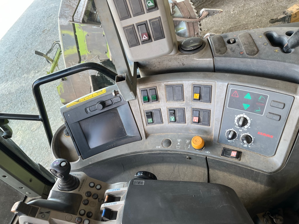 Tracteur CLAAS AXION 820 - photo slide 17