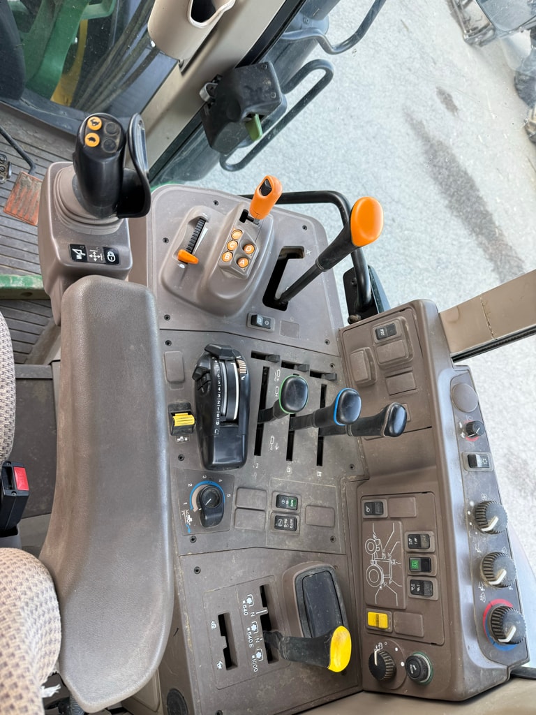 Tracteur chargeur JOHN DEERE 6110 M COMMAND QUAD - photo slide 9