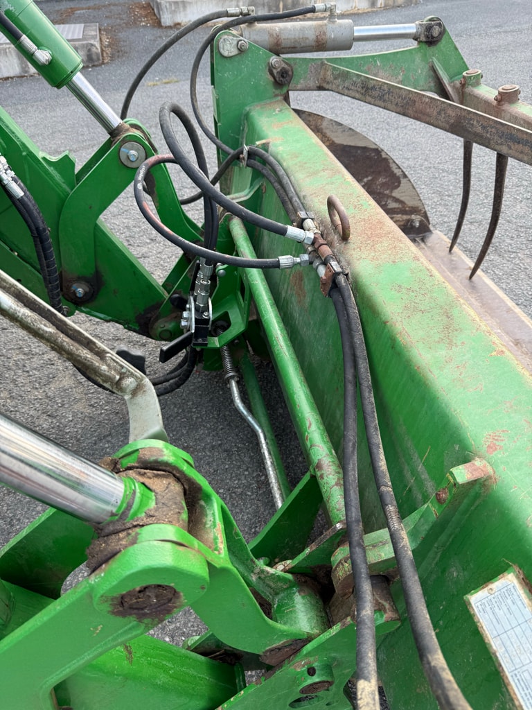 Tracteur chargeur JOHN DEERE 6110 M COMMAND QUAD - photo slide 11