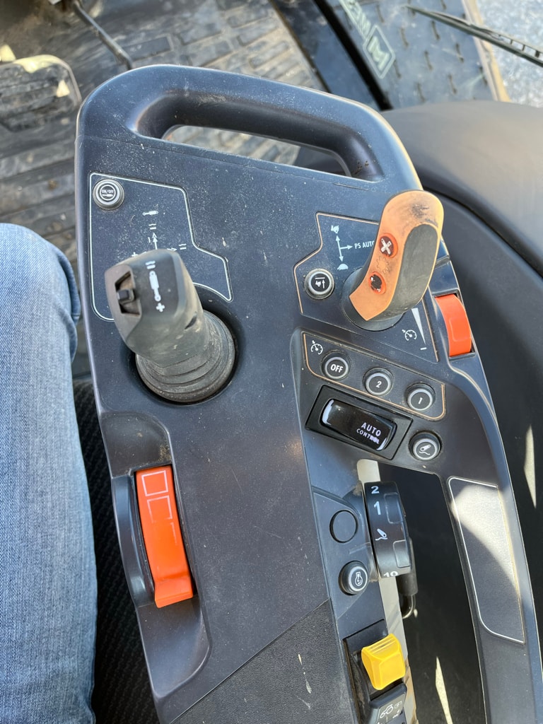 Tracteur VALTRA T235 - photo slide 14