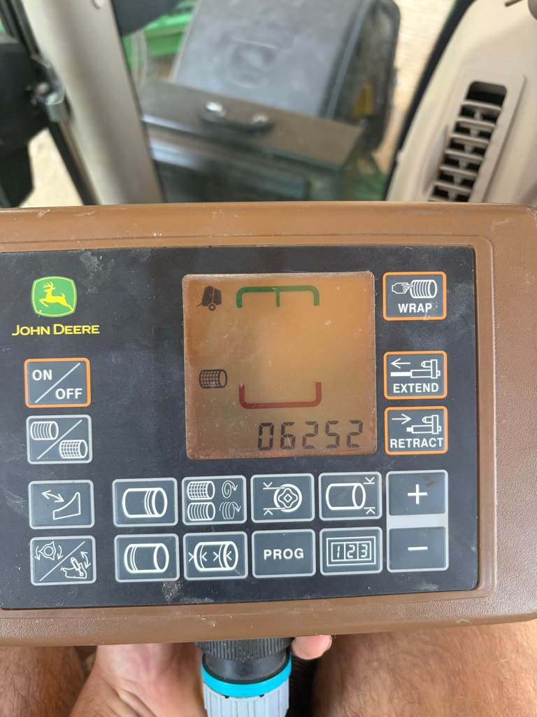 Presse balles rondes JOHN DEERE V451m - photo slide 8