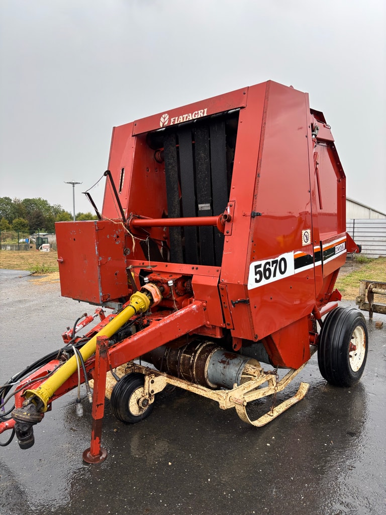 Presse balles rondes HESSTON 5670 - photo slide 1