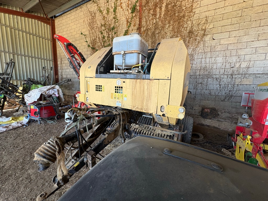 Presse balles rondes NEW HOLLAND BR740A - photo slide 2