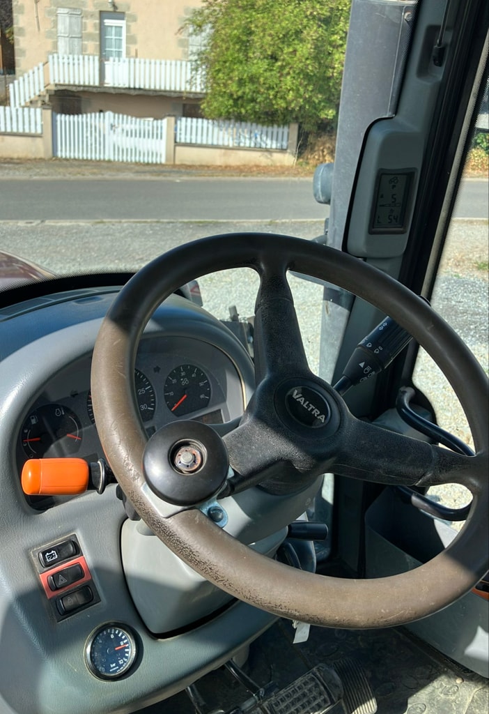 Tracteur VALTRA T213 Versu - photo slide 12