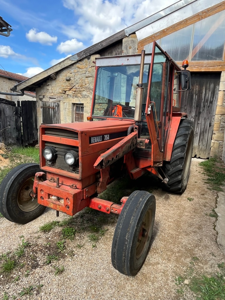 Tracteur chargeur RENAULT 751 - photo slide 1