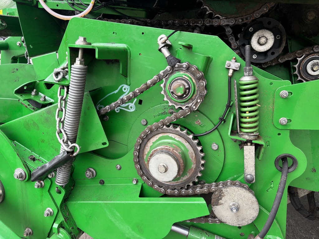 Presse balles rondes JOHN DEERE V461M - photo slide 17
