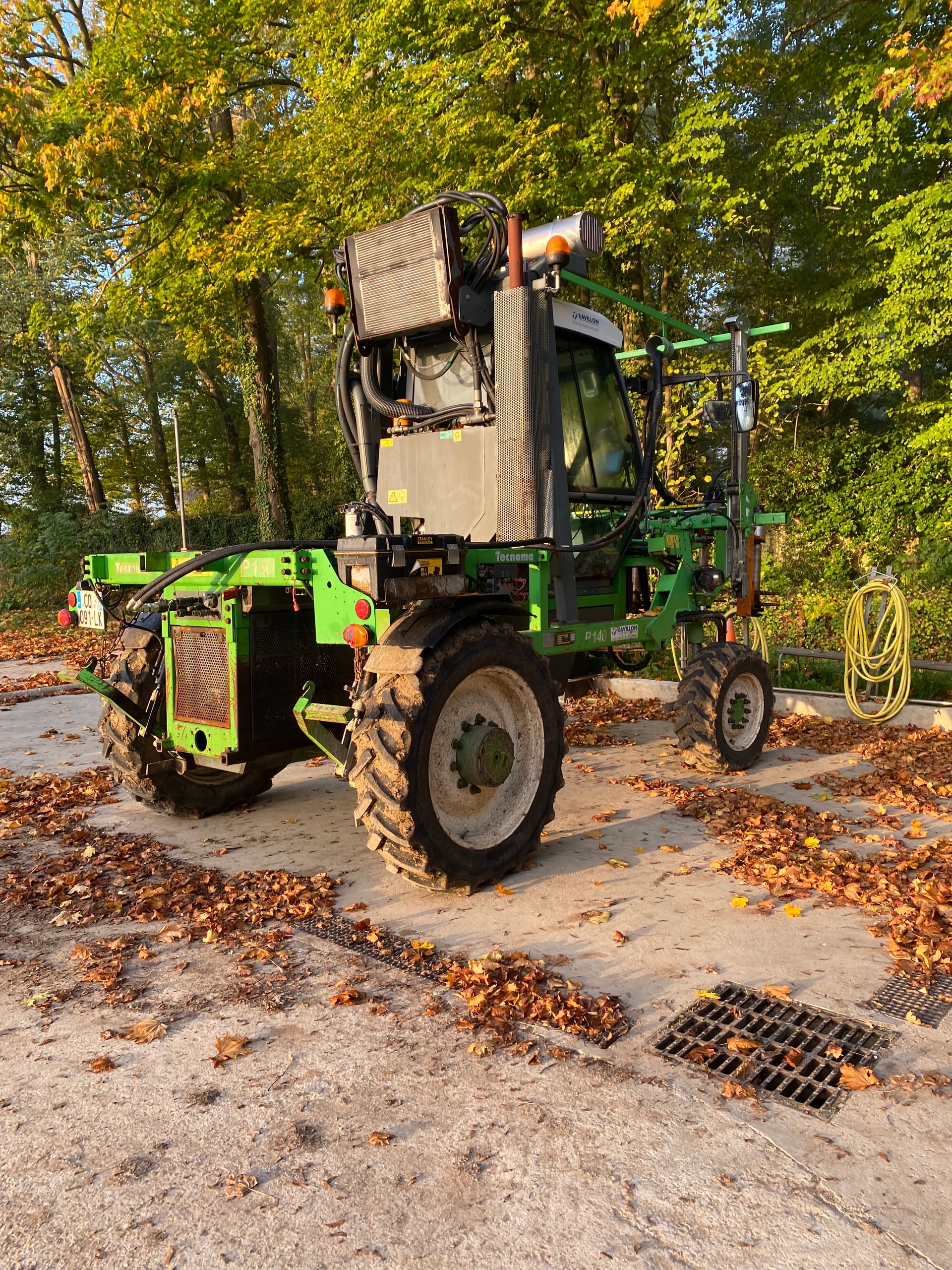 Tracteur enjambeur TECNOMA P140 - photo slide 7
