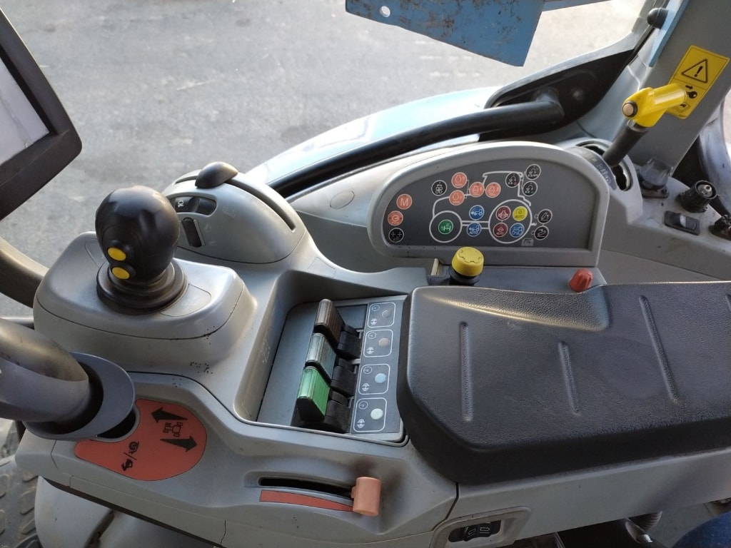 Tracteur chargeur NEW HOLLAND T6.150 - photo slide 9