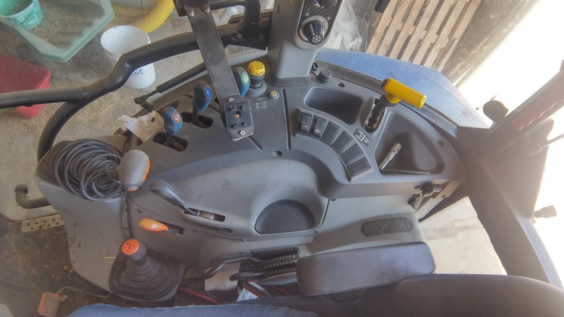 Tracteur NEW HOLLAND T5.85 DUAL COMMAND - photo slide 9