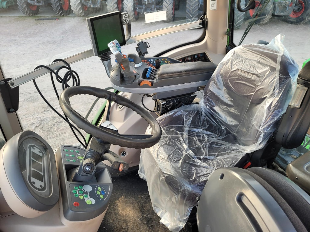 Tracteur FENDT 826 VARIO PROFI + - photo slide 18