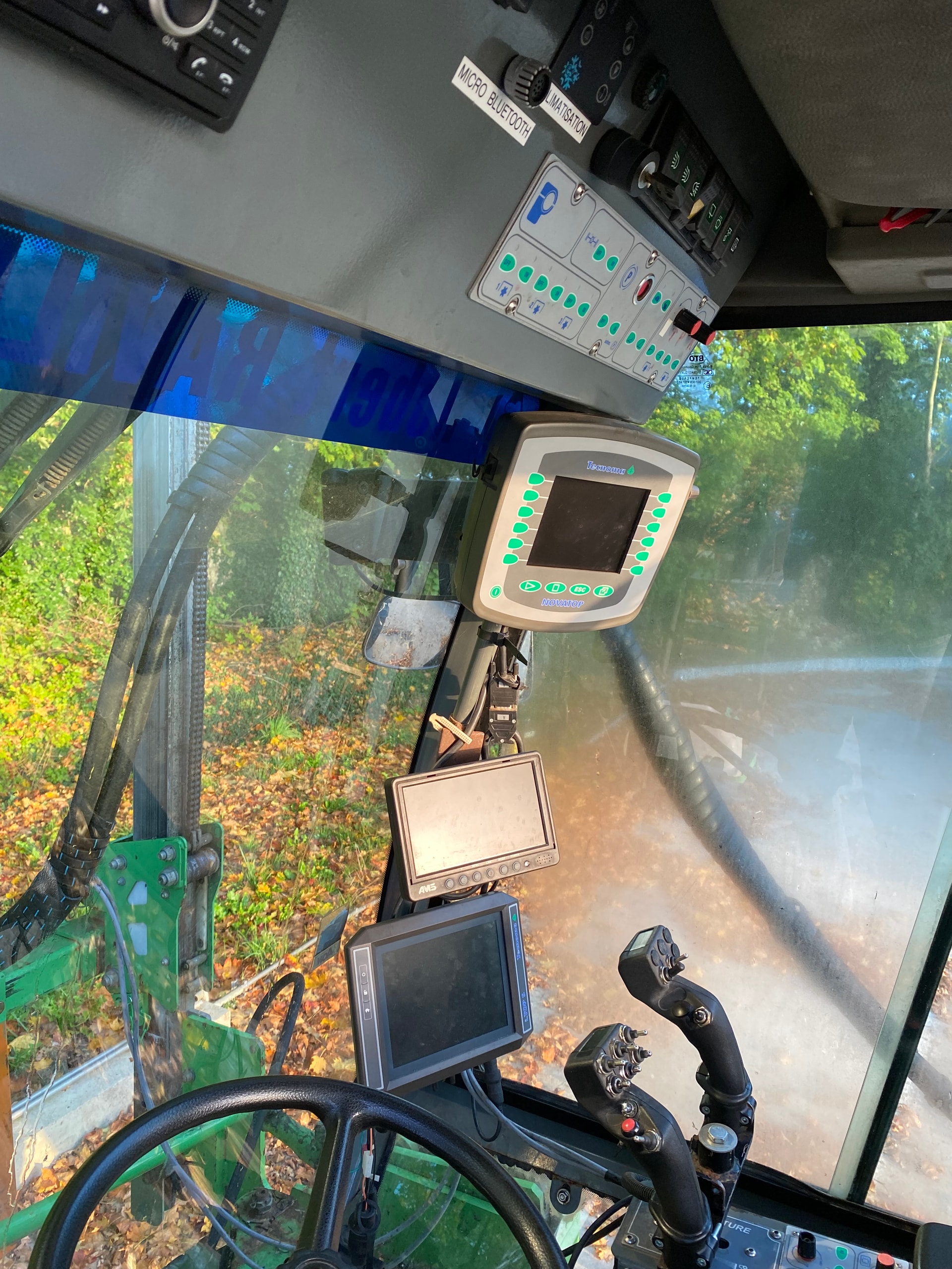 Tracteur enjambeur TECNOMA P140 - photo slide 4