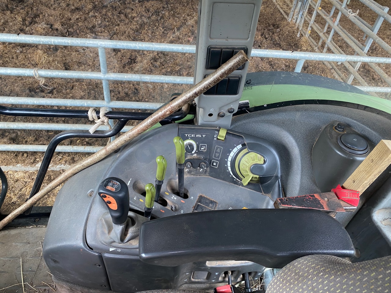 Tracteur CLAAS ARION 610 C - photo slide 10