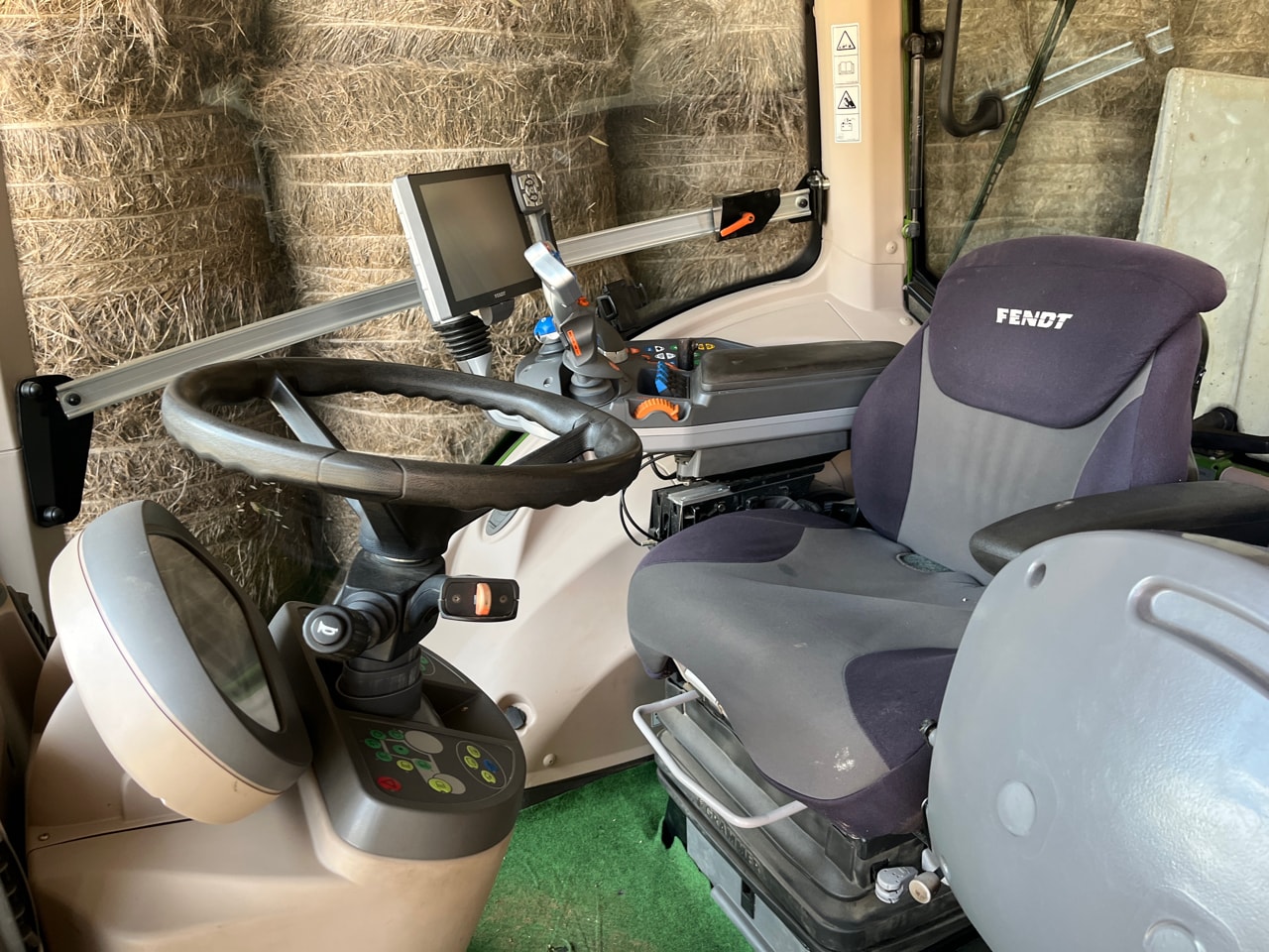 Tracteur FENDT 826 VARIO PROFI + - photo slide 8