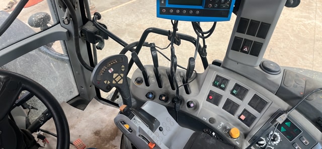 Tracteur CLAAS AXION 820 - photo slide 10