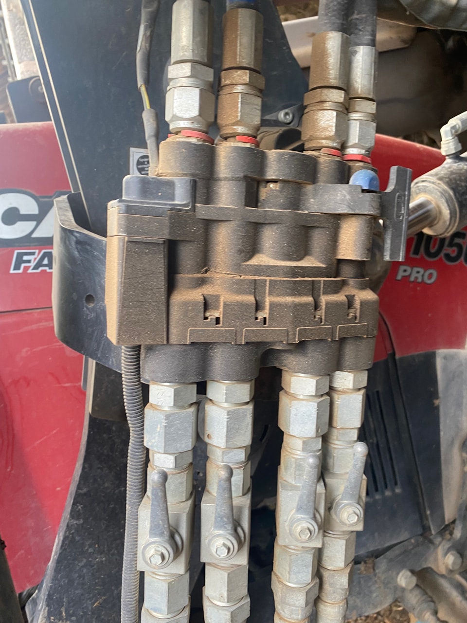 Tracteur chargeur CASE IH FARMALL 105 U PRO - photo slide 7