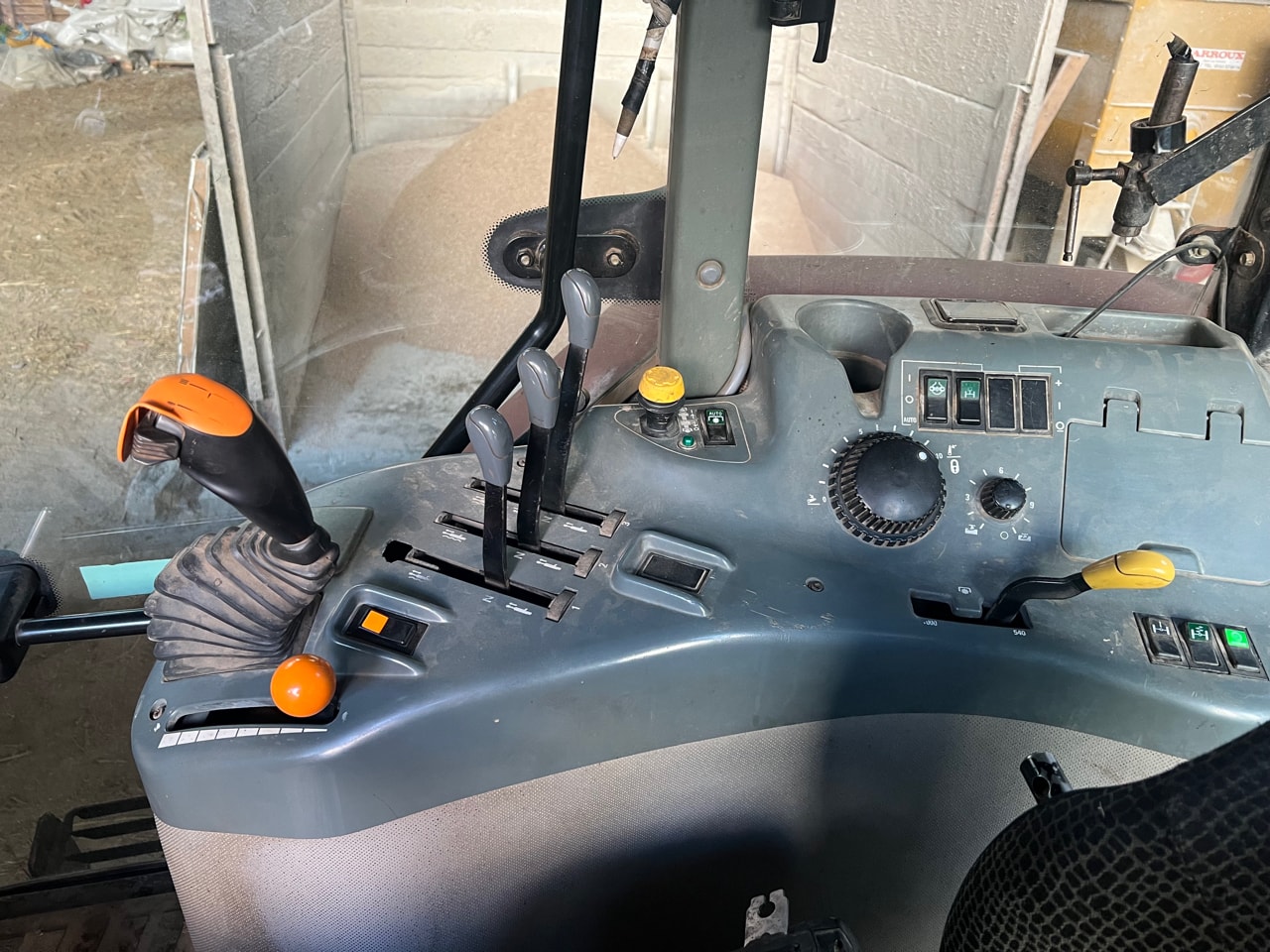 Tracteur MC CORMICK MC 115 - photo slide 16