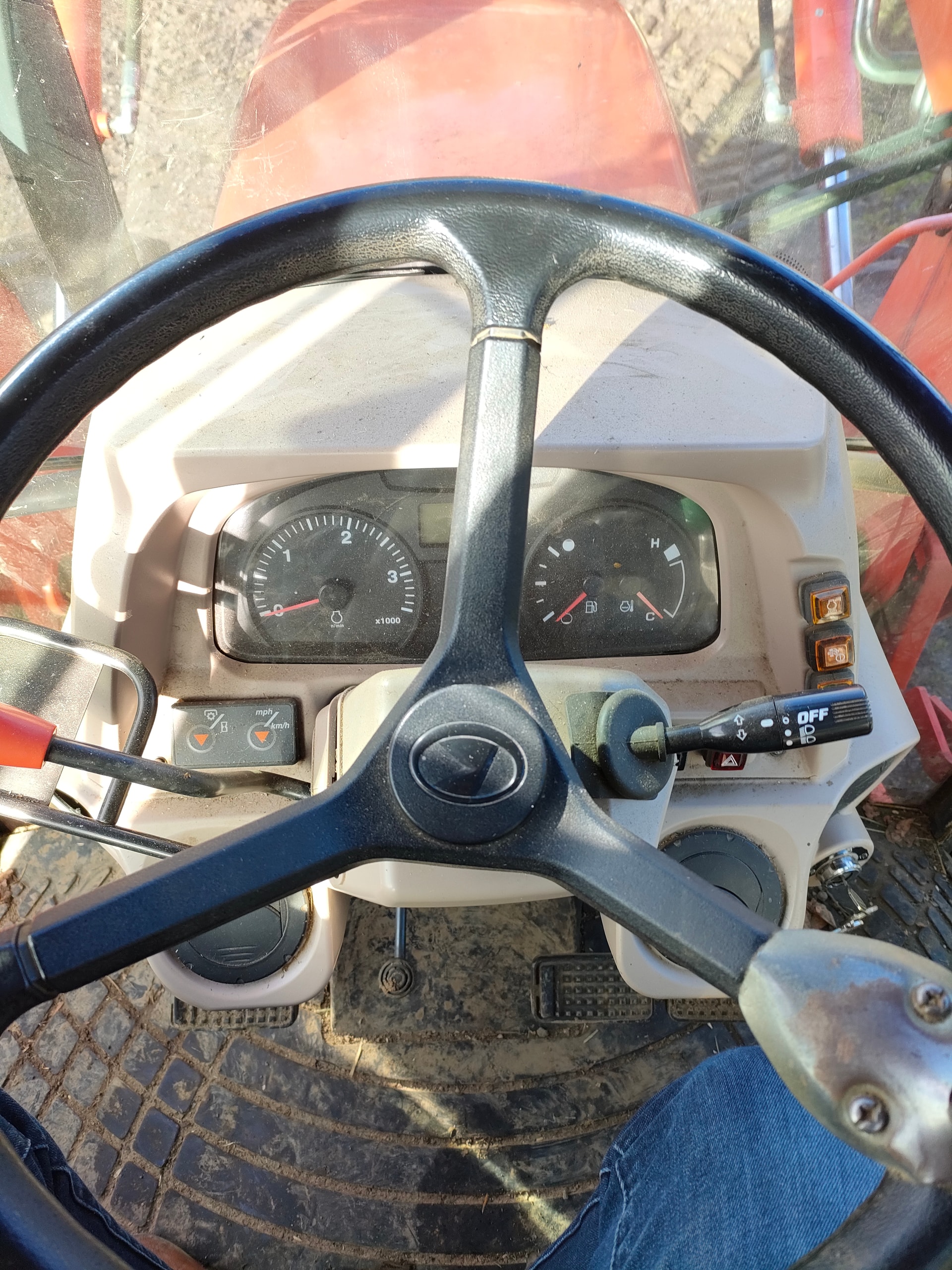 Tracteur chargeur KUBOTA M8560 - photo slide 13