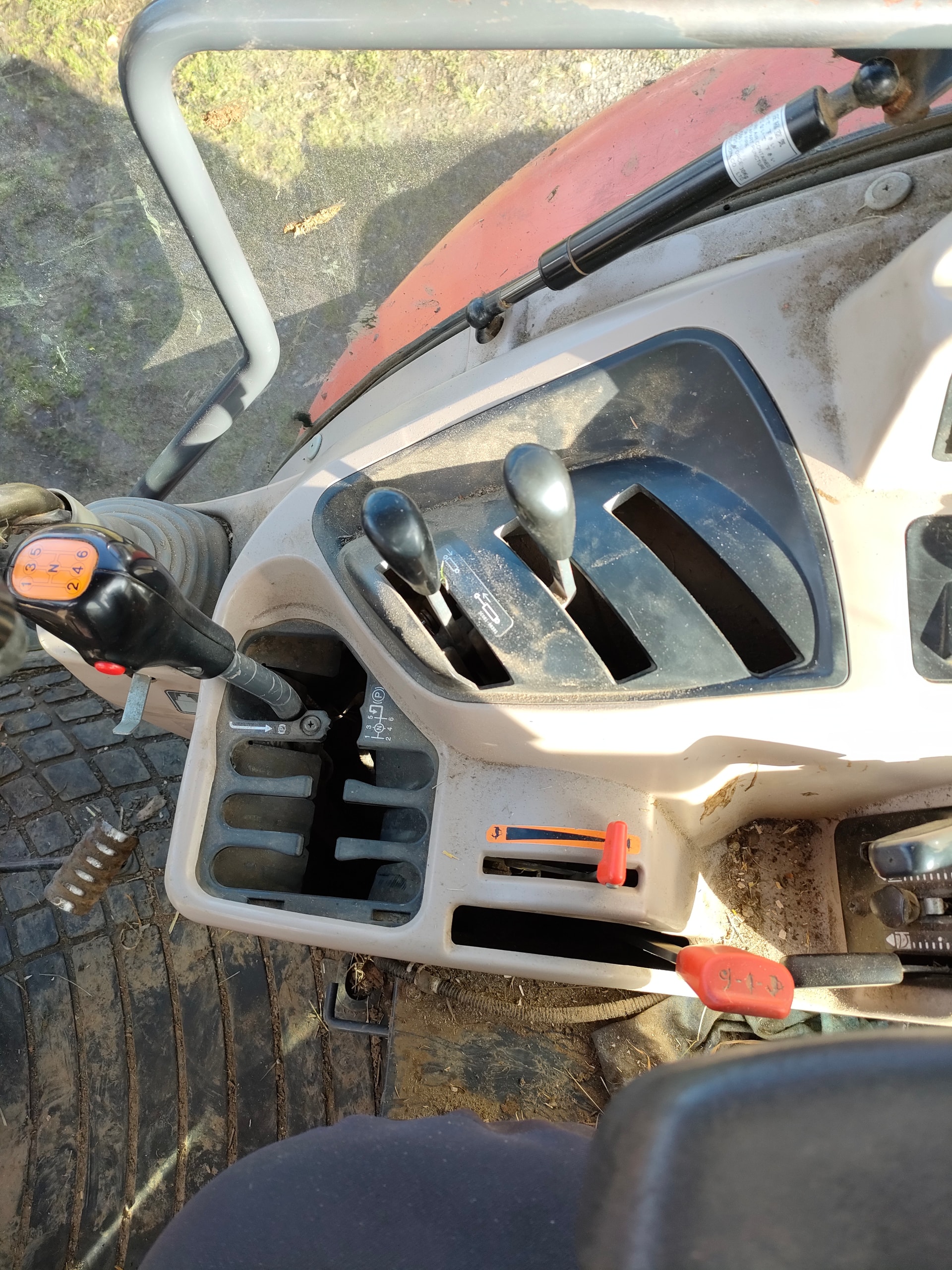 Tracteur chargeur KUBOTA M8560 - photo slide 12