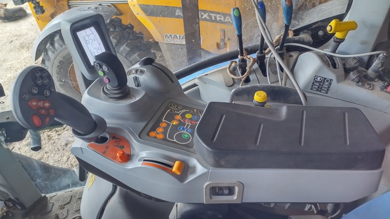 Tracteur chargeur NEW HOLLAND T6.155 Dynamic command - photo slide 7