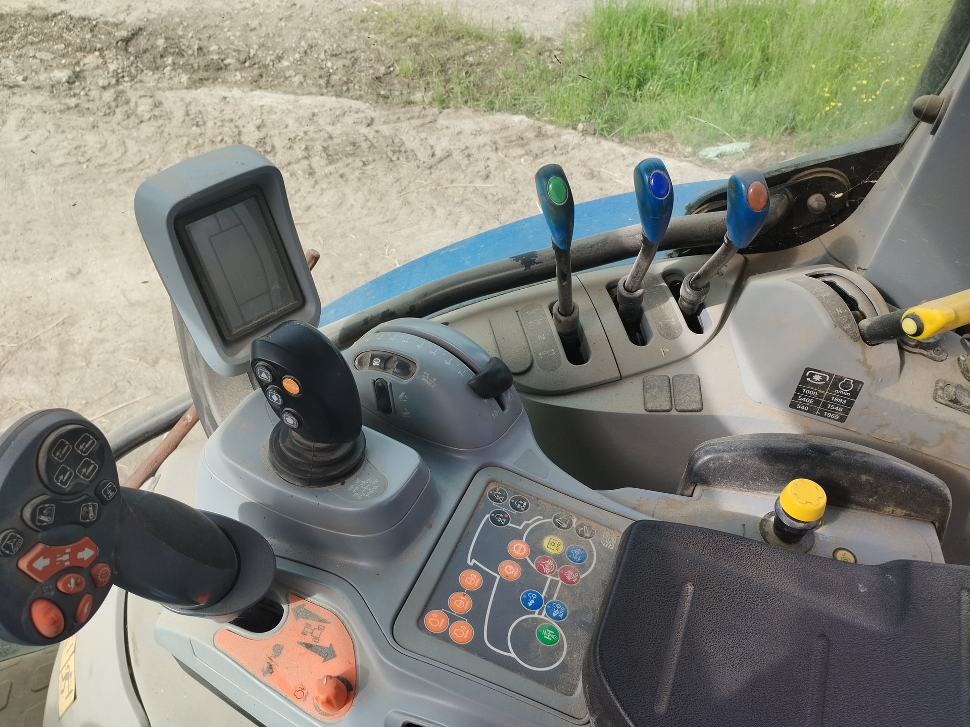 Tracteur chargeur NEW HOLLAND T6.145DC - photo slide 4