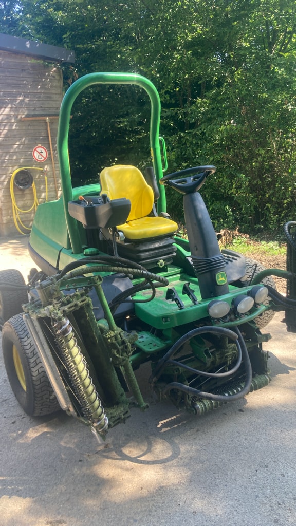 Tondeuse autoportee JOHN DEERE 8700A - photo slide 1