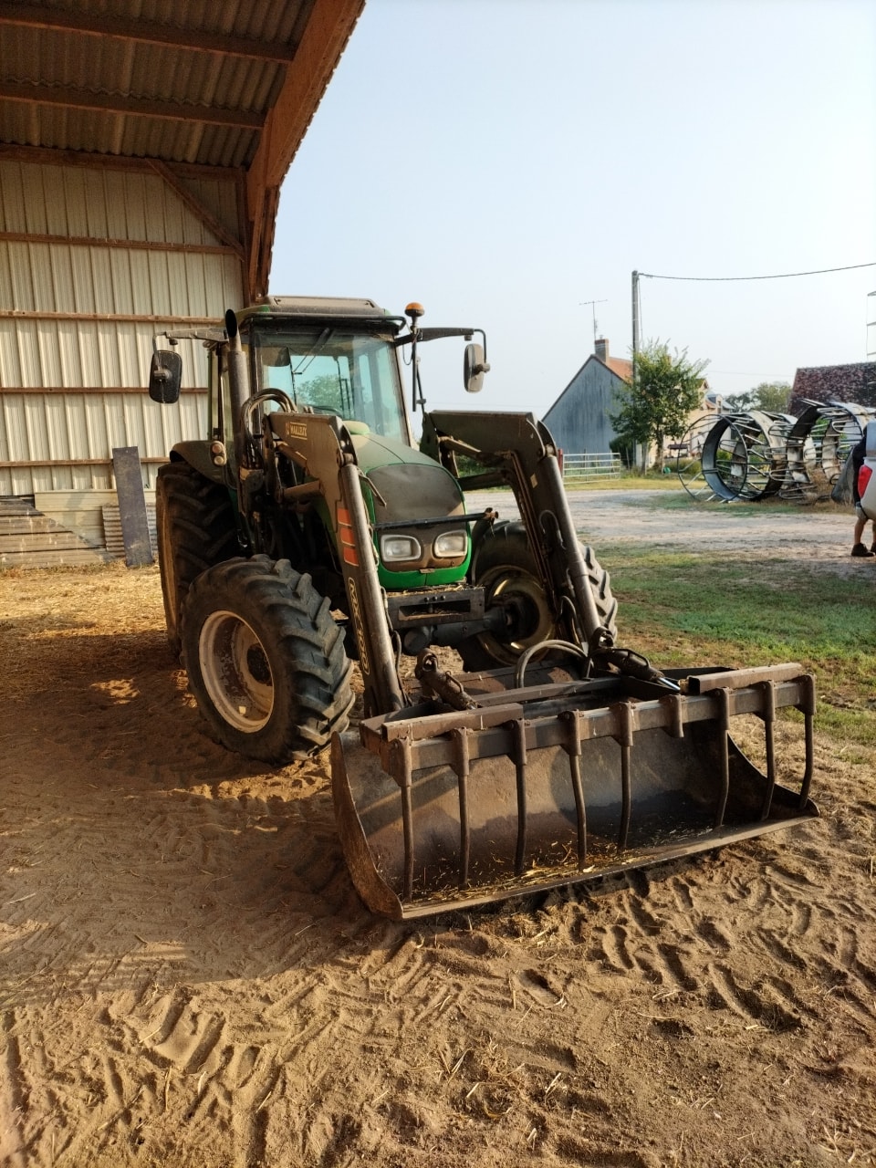 Tracteur VALTRA A85 - photo slide 2