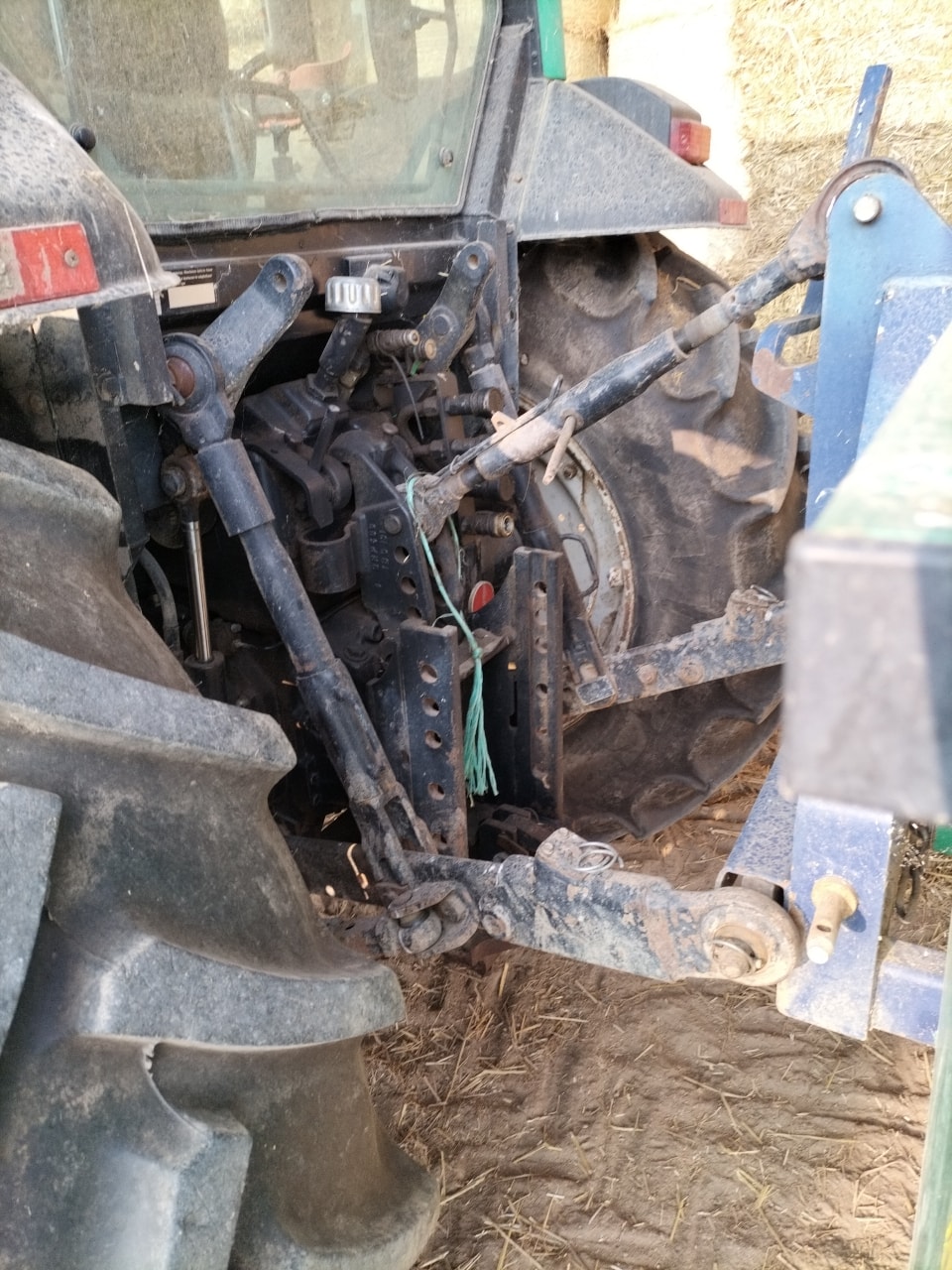 Tracteur VALTRA A85 - photo slide 9