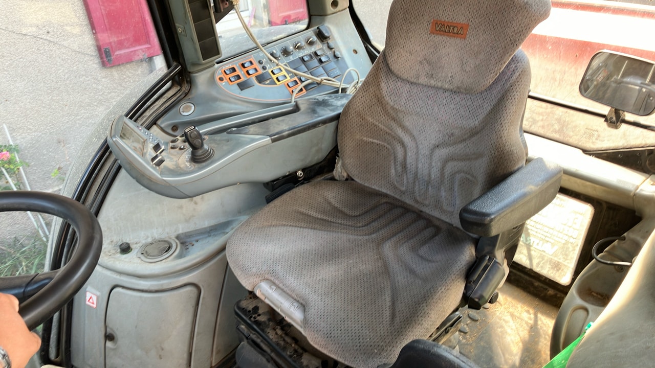 Tracteur VALTRA N142 - photo slide 14