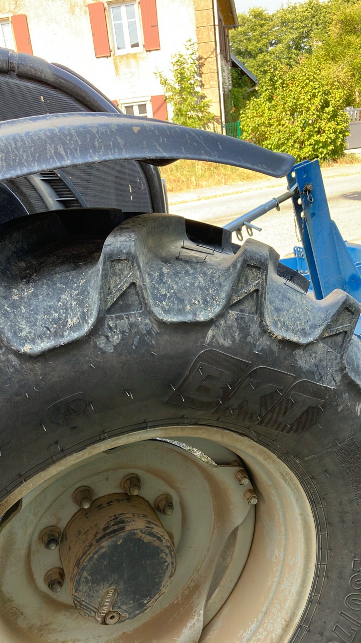 Tracteur VALTRA N142 - photo slide 8