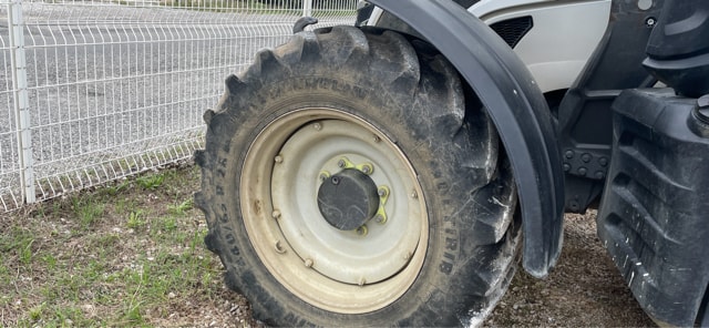 Tracteur VALTRA T135D - photo slide 8